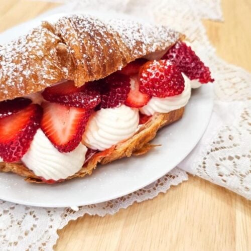 strawberry croissants recipe with whip cream and strawberries